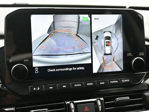 Used 2025 Nissan Pathfinder SL image 16