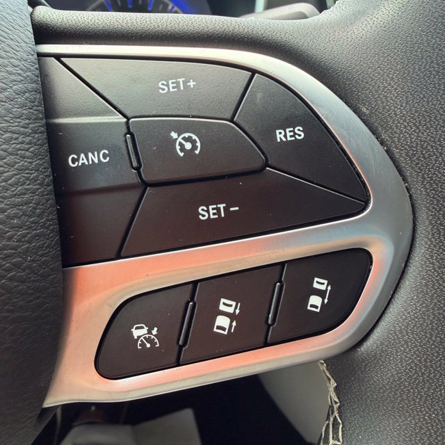 Used 2023 Chrysler Pacifica Touring-L AWD/4WD image 28