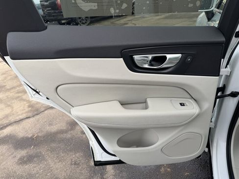 Used 2022 Volvo XC60 B5 Momentum image 18
