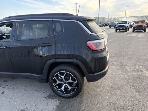 Used 2025 Jeep Compass Limited AWD/4WD image 9