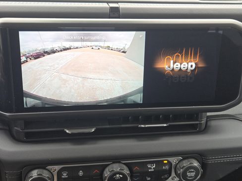 Used 2025 Jeep Wrangler Sahara image 21