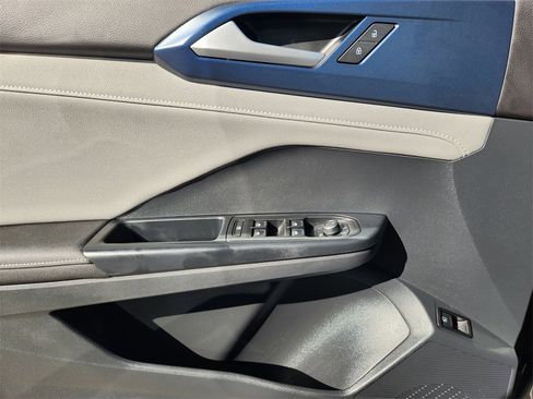 Used 2024 Volkswagen Taos SE image 25