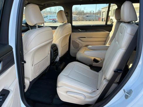 Used 2024 Jeep Grand Cherokee L Limited w/ Luxury Tech Group II image 8