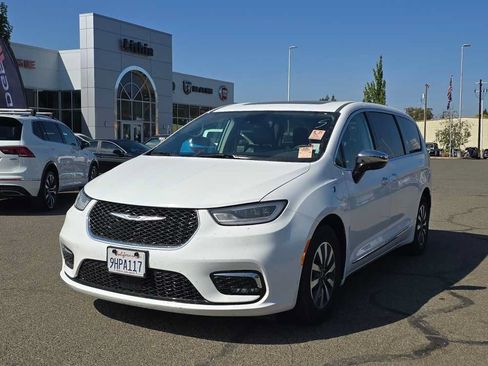 Used 2023 Chrysler Pacifica Limited FWD image 8