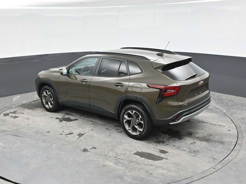 Used 2024 Chevrolet Trax LT w/ Sunroof Package FWD image 12