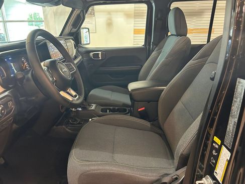 Used 2025 Jeep Wrangler Unlimited Sahara AWD/4WD image 27