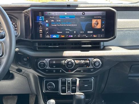 Used 2025 Jeep Gladiator Sport AWD/4WD image 19