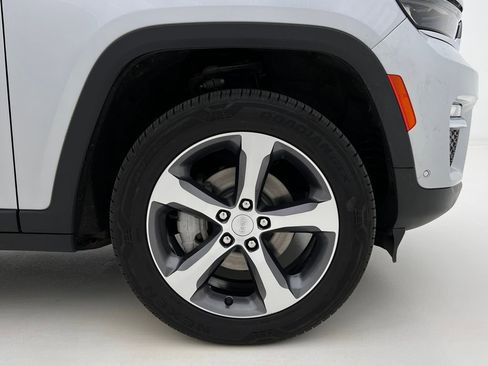 Used 2023 Jeep Grand Cherokee Limited w/ Luxury Tech Group II image 16