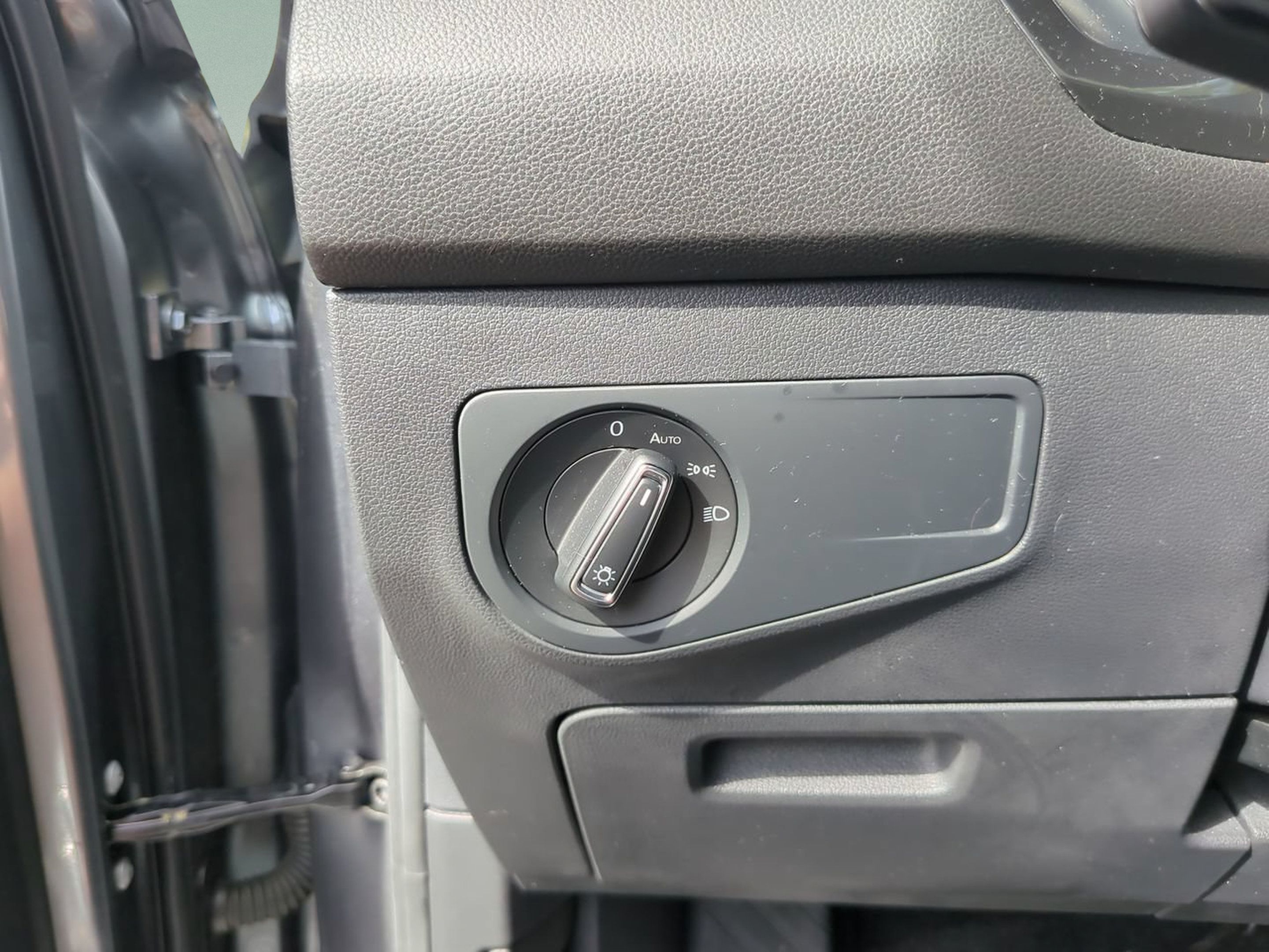 Used 2019 Volkswagen Tiguan SE w/ Panoramic Sunroof Package FWD image 14