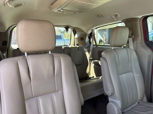 Used 2016 Chrysler Town & Country Touring image 15