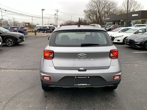 Used 2025 Hyundai Venue SEL image 4