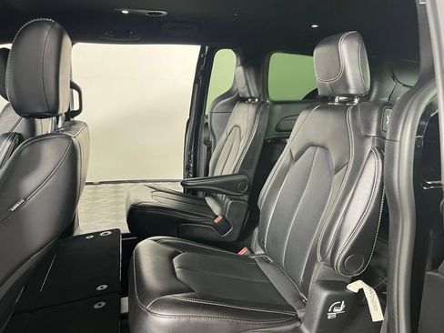 Used 2025 Chrysler Pacifica Select FWD image 31