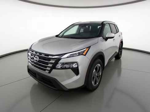 Used 2025 Nissan Rogue SV image 3