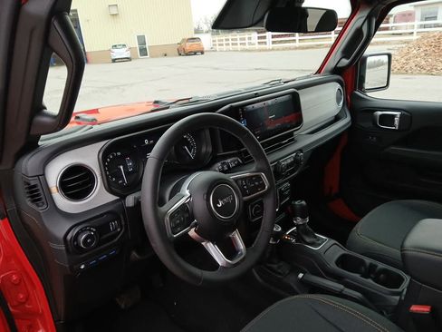 Used 2025 Jeep Wrangler Sahara image 27