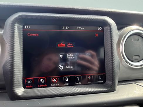 Used 2018 Jeep Wrangler Unlimited Sahara w/ Uconnect 4C Nav & Sound Group AWD/4WD image 15