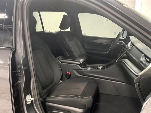 Used 2024 Jeep Grand Cherokee Laredo w/ Trailer Tow Package image 10