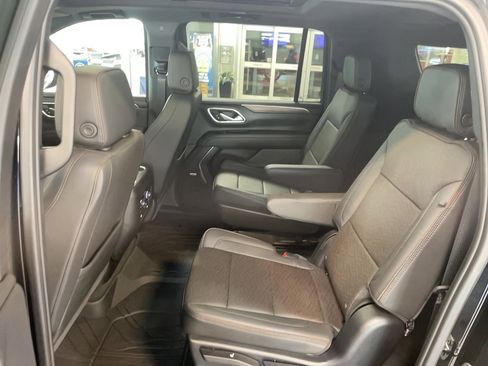 Used 2024 Chevrolet Suburban High Country image 34