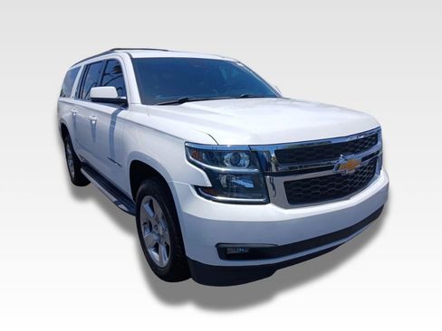Used 2020 Chevrolet Suburban LT w/ Luxury Package RWD image 2