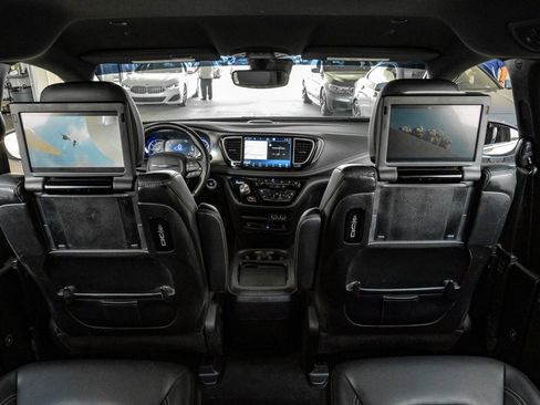 Used 2021 Chrysler Pacifica Touring-L w/ Uconnect Theater Family Group FWD image 45