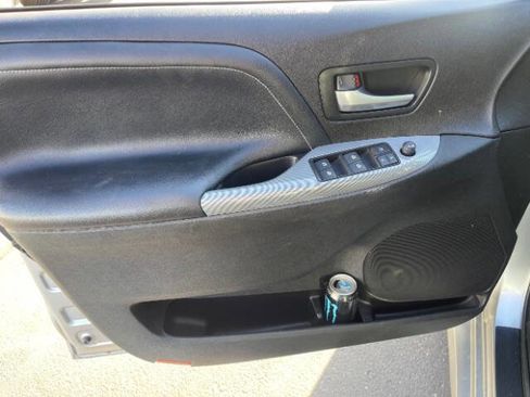 Used 2015 Toyota Sienna SE Premium FWD image 9
