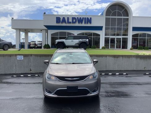 Used 2017 Chrysler Pacifica Touring-L FWD image 2