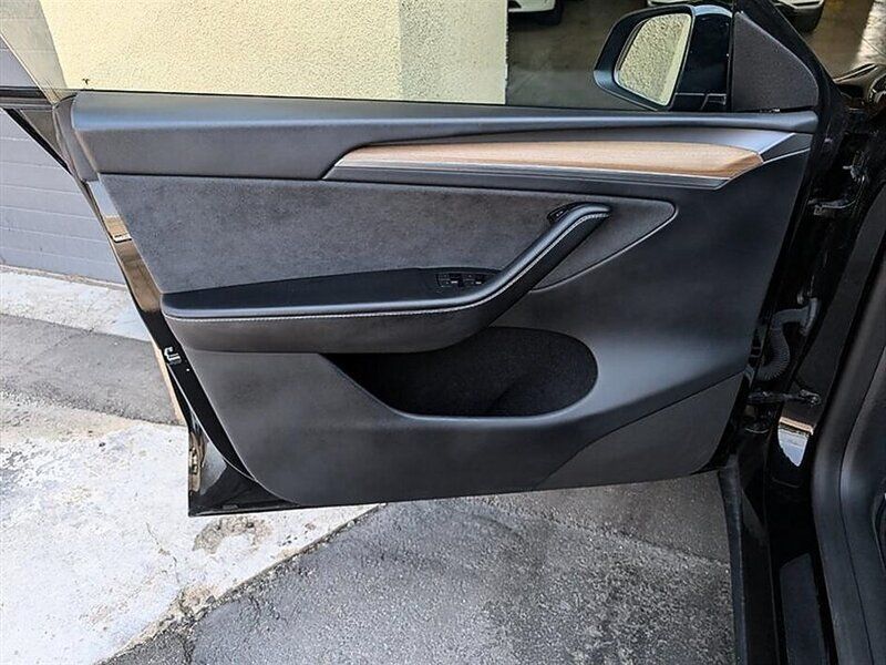 Used 2023 Tesla Model Y Long Range AWD/4WD image 18