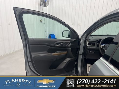 Used 2023 GMC Acadia SLE w/ Driver Convenience Package image 8