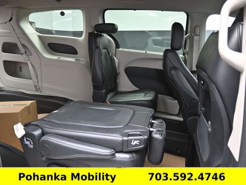 Used 2024 Chrysler Pacifica Touring-L image 8
