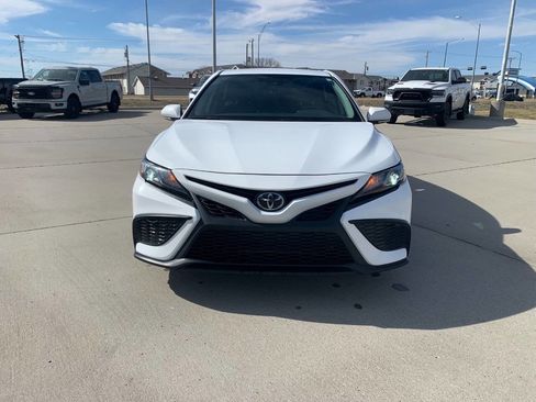 Used 2024 Toyota Camry SE image 4