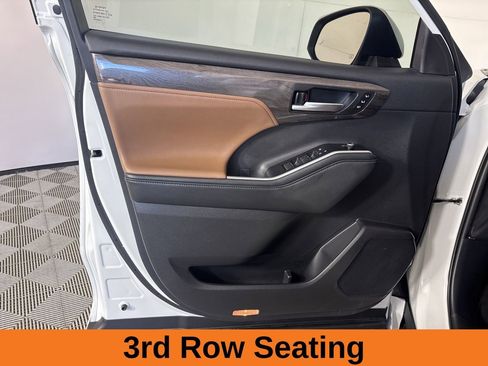 Used 2025 Toyota Highlander XLE image 8