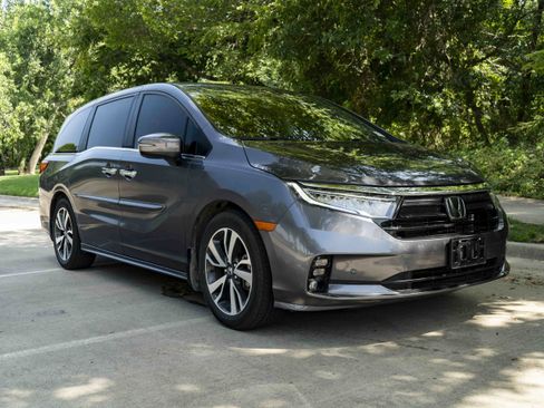 Used 2023 Honda Odyssey Touring image 2