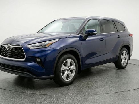 Used 2025 Toyota Highlander LE FWD image 3