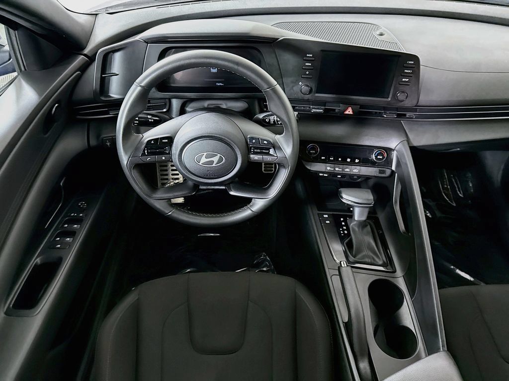 Certified 2025 Hyundai Elantra Sport FWD image 4