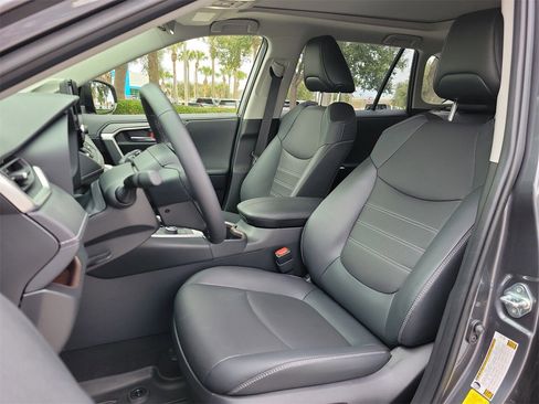 Used 2025 Toyota RAV4 Limited image 17