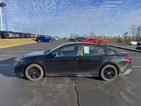 Used 2025 Toyota Camry SE image 6