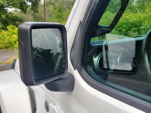 Used 2018 Jeep Wrangler Unlimited Sahara AWD/4WD image 10