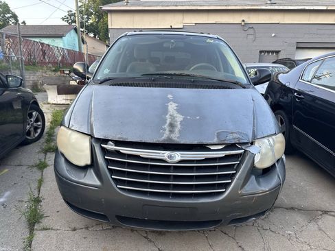Used 2005 Chrysler Town & Country Touring FWD image 2
