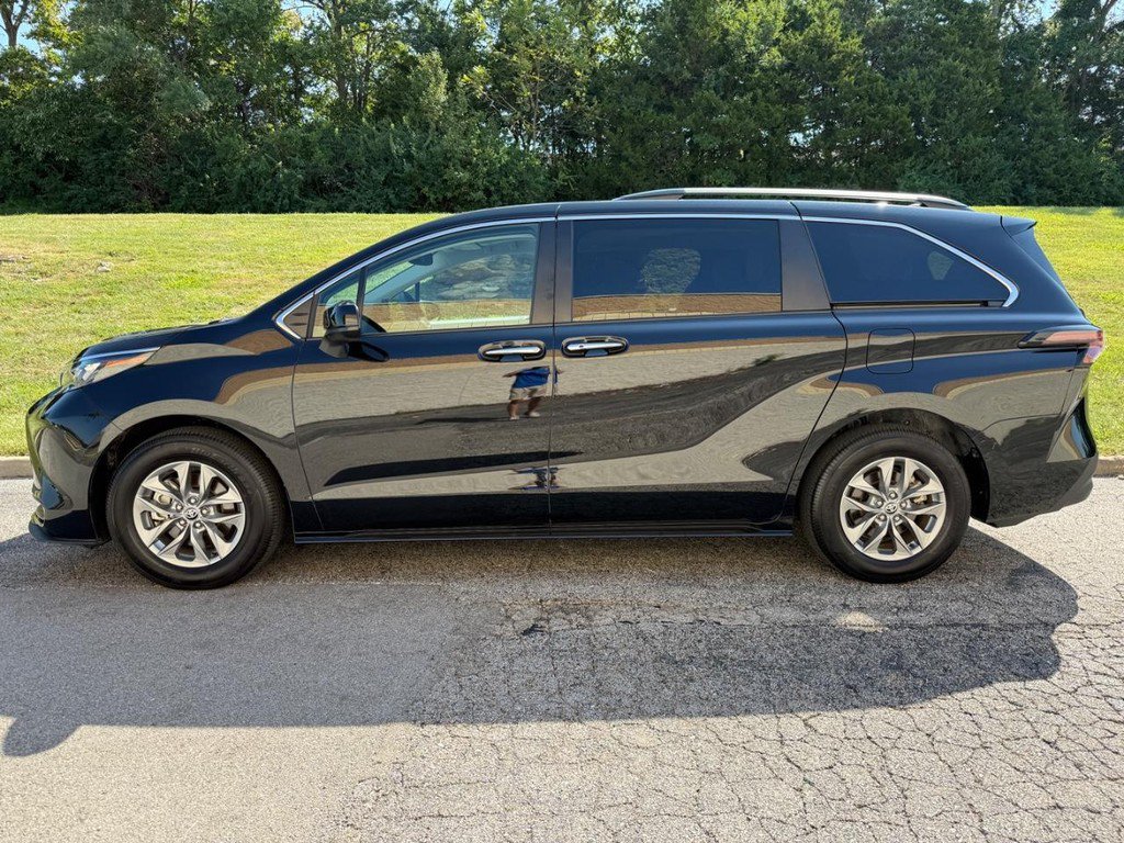 Certified 2026 Toyota Sienna XLE FWD image 2