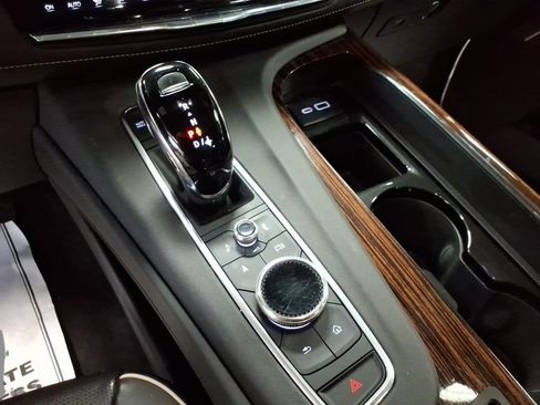 Used 2022 Cadillac Escalade Premium Luxury AWD/4WD image 24