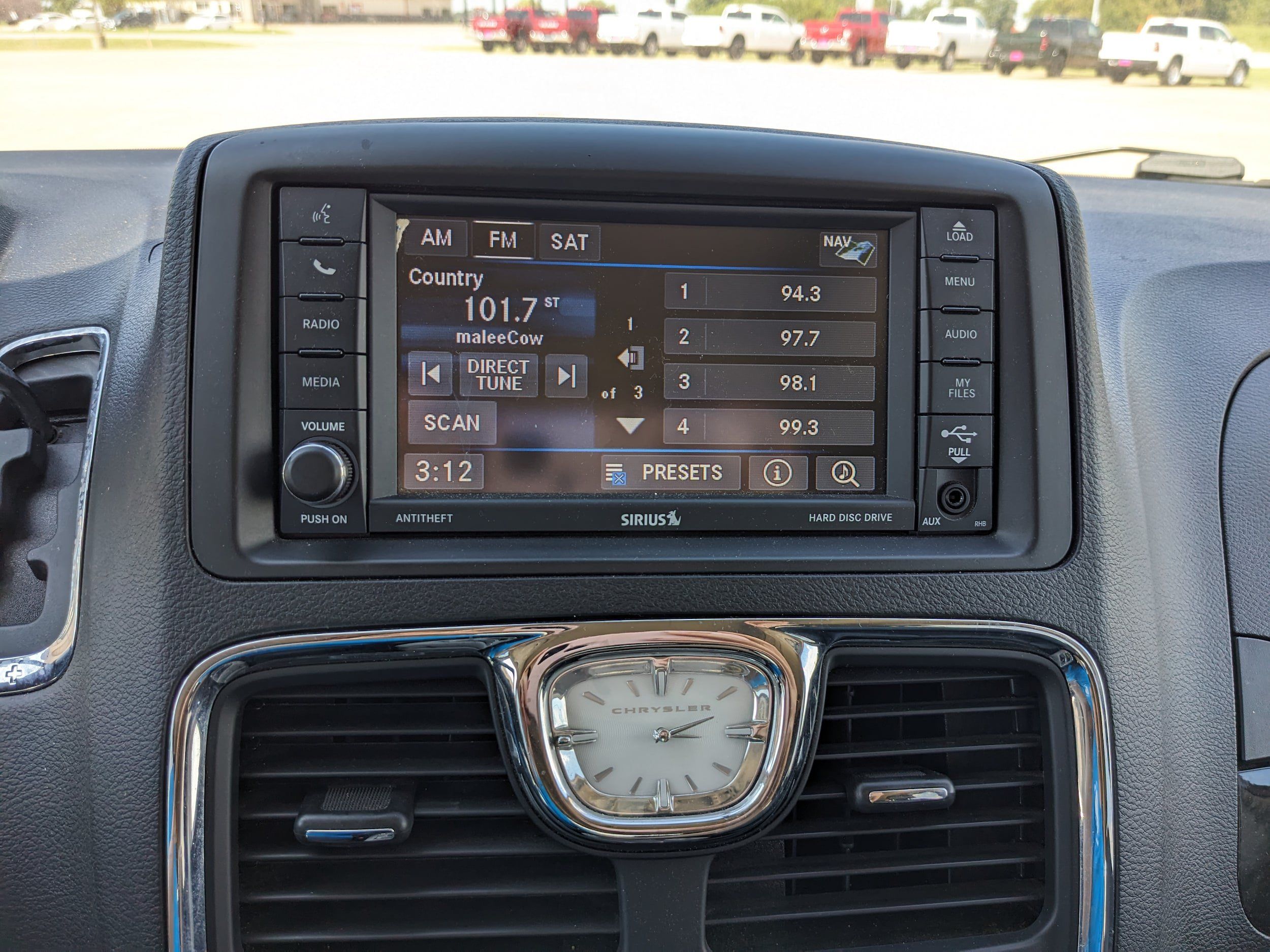 Used 2016 Chrysler Town & Country Touring-L FWD image 18