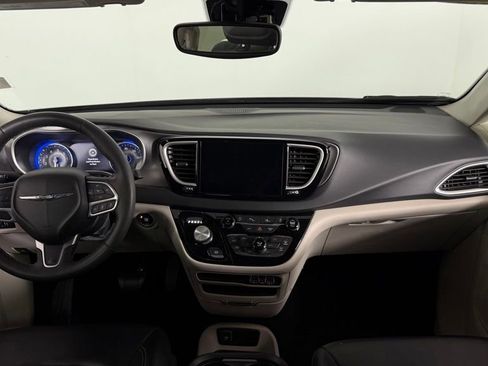 Used 2023 Chrysler Pacifica Touring-L FWD image 32