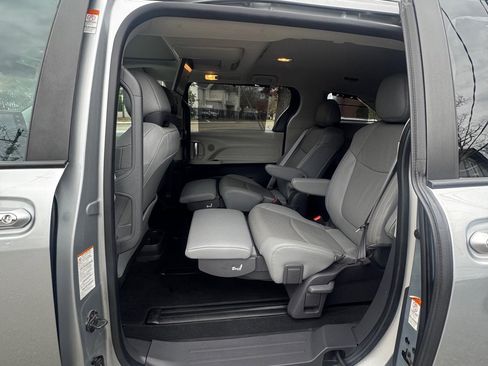 Used 2021 Toyota Sienna Limited image 13