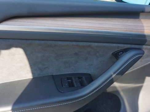 Used 2024 Tesla Model Y Long Range AWD/4WD image 4