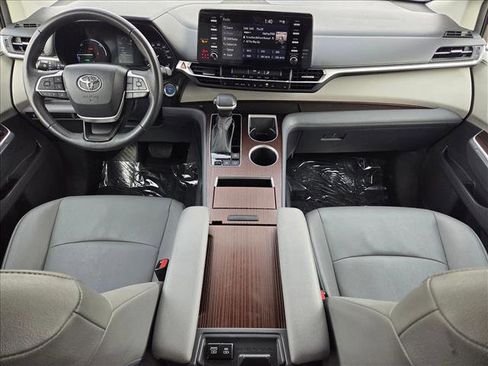 Used 2024 Toyota Sienna XLE image 17