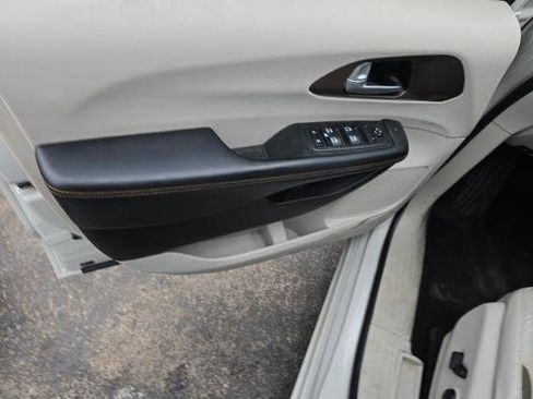 Used 2017 Chrysler Pacifica Touring-L Plus image 10