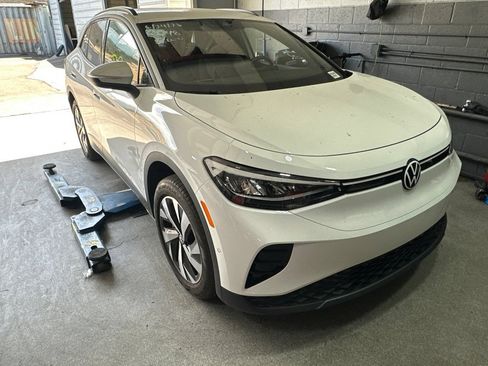 Used 2024 Volkswagen ID.4 2WD image 2