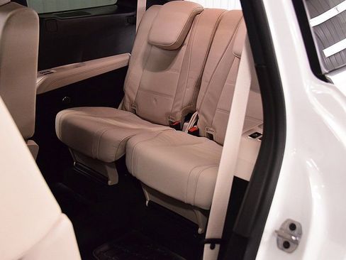 Used 2025 Mercedes-Benz GLS 580 4MATIC image 35