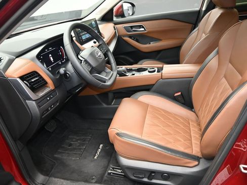 Used 2025 Nissan Rogue Platinum w/ Platinum Premium Package image 16