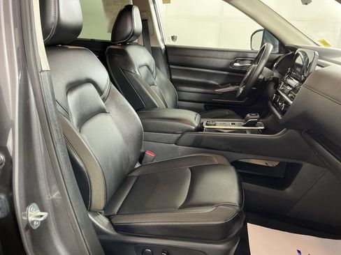 Used 2024 Nissan Pathfinder SL w/ Black Appearance Package AWD/4WD image 6