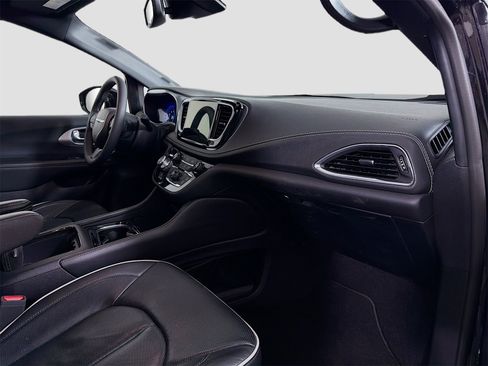 Used 2025 Chrysler Pacifica Limited image 32